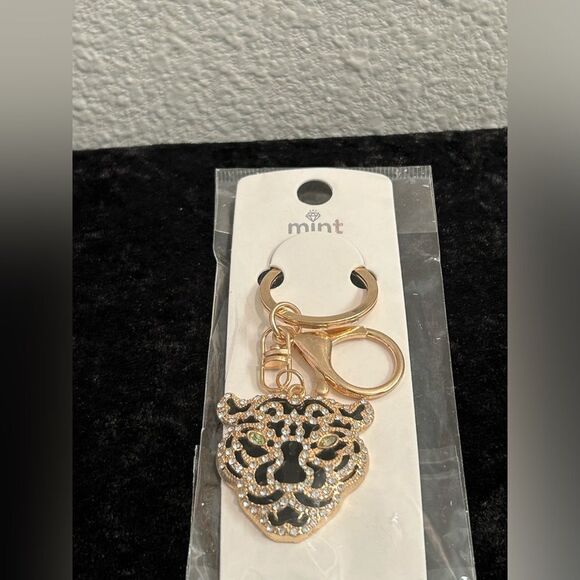Exquisite Rhinestone Leopard Keychain - Sparkling & Stylish - Brand New" - Picture 7 of 7